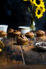 Muffins de Calabacín de Naranja y Chocolate Delicioso Bocadillo Cítrico Sabor a Chocolate Calabacín Bocadillo Horneado Saludable Ingredientes Naturales Horneado Saludable Textura de Muffin Bocadillo Casero Aperitivo Aromático Combinación Aromática Tratamiento Nutritivo Comida Ayurvédica Ayurveda